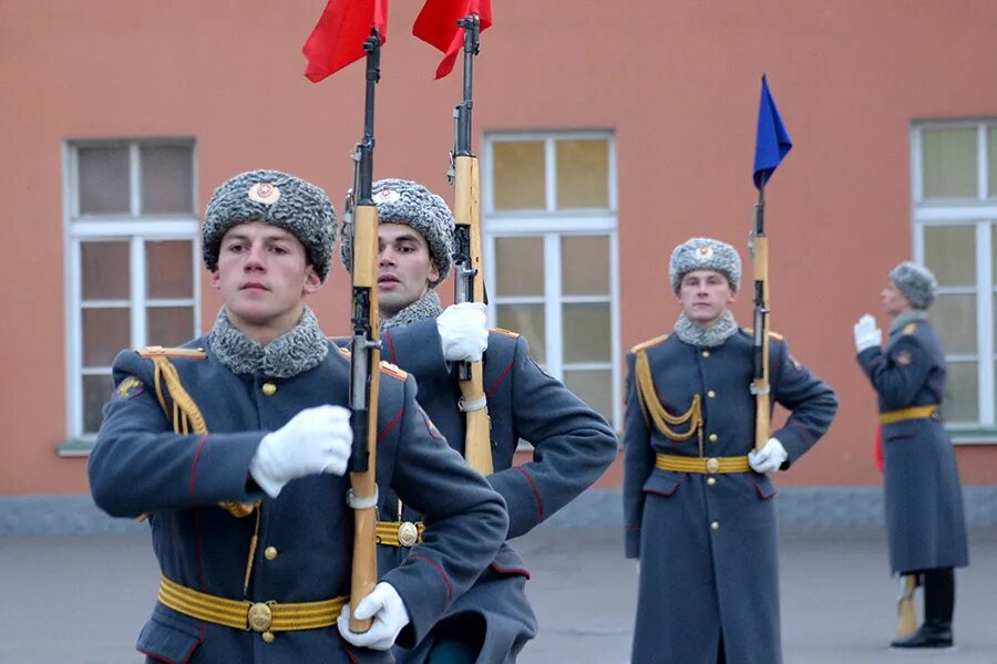Военно почетный караул. Церемониальная форма президентского полка. Почетный караул кремль. Военно почетный караул. Церемониальная форма президентского полка.