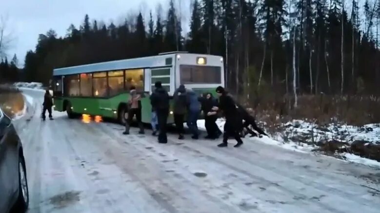 Автобус гололед. Гололед автобус. автобус прикамье. аварии с автобусами в гололёд. аварии с автобусами в гололёд кемеровская область.