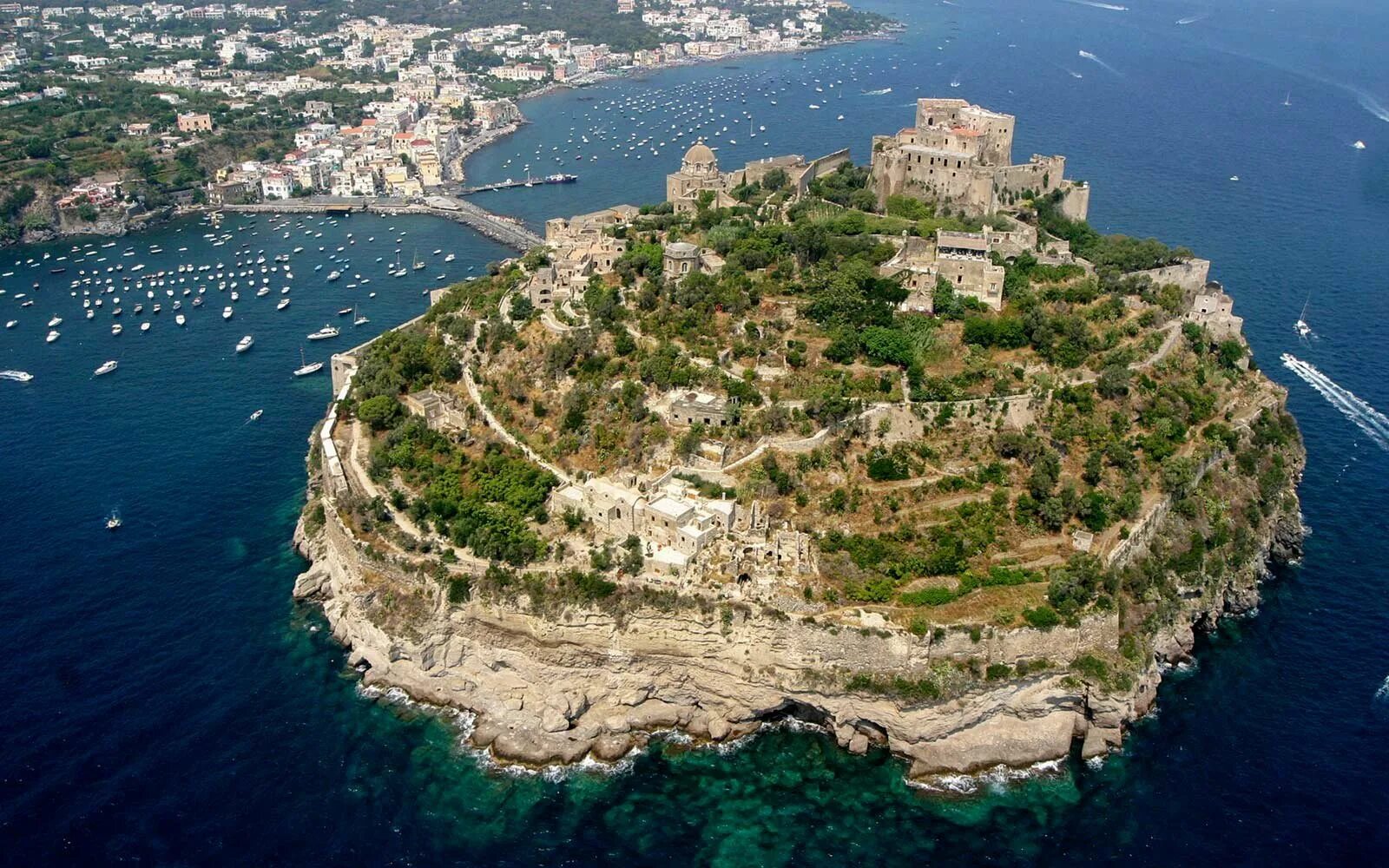 Большой итальянский остров. Арагонский замок Искья. Арагонский замок остров Искья Италия. Неаполь остров Искья. Замок на острове Искья.