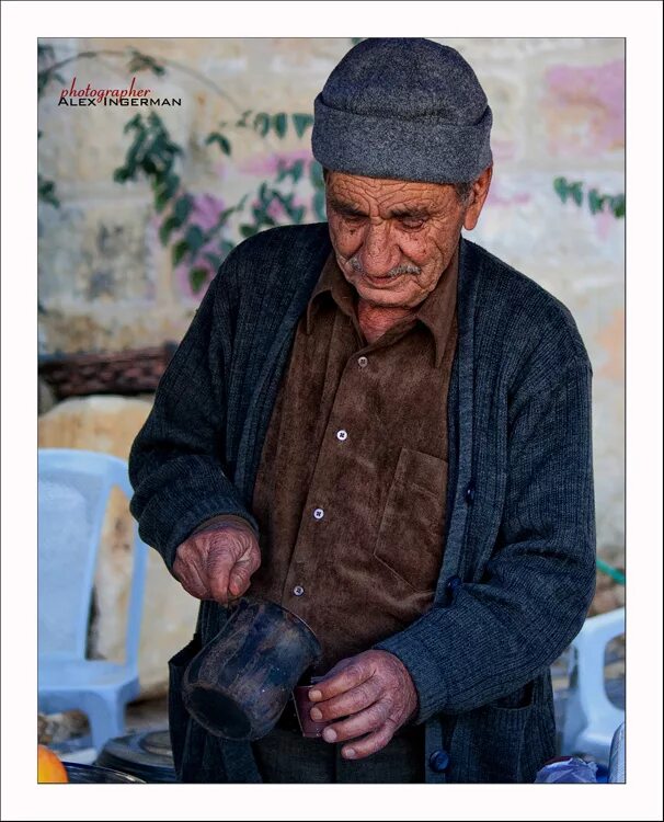 Дедушка араб. Дед барыжит. Араб дед толстый. Кофе для Стариков. Вы торговец дедом.
