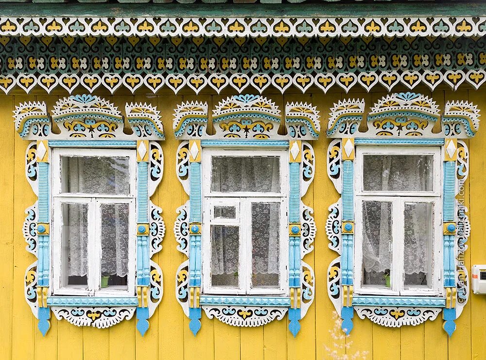 Наличники на окна. Наличники хафизов модерн. История создания окон. Слюдяные окна европа 17 века. Домик со ставнями.
