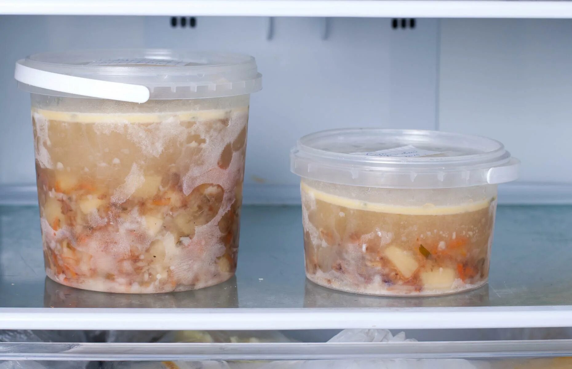 Контейнеры для заморозки супа в морозилке. Суп в морозилке. Замороженный бульон контейнерах. Супы в заморозке.