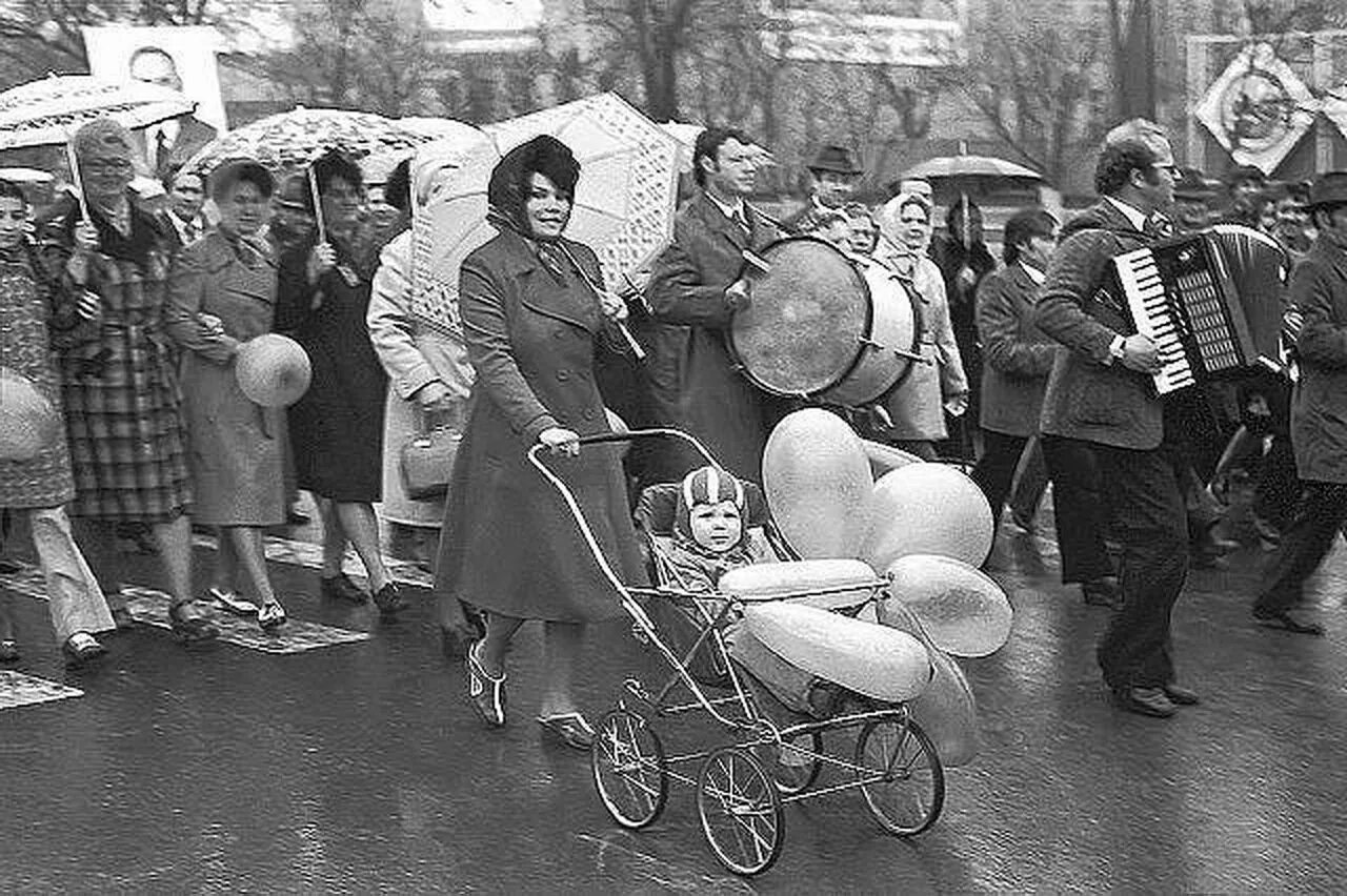 1 мая 80. 1 Мая демонстрация Советский Союз. Советские люди. Демонстрация 1 мая в СССР. Ретро СССР.
