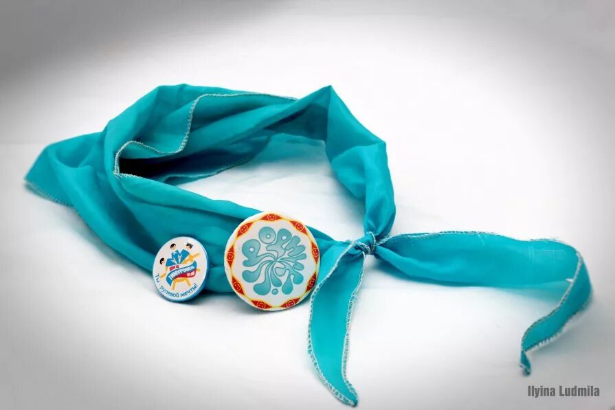 Оранжевый галстук пионерский. Галстуки вожатых. Галстук вожатого. Картинки мальчик мужественный. Пионерский галстук и пилотка.