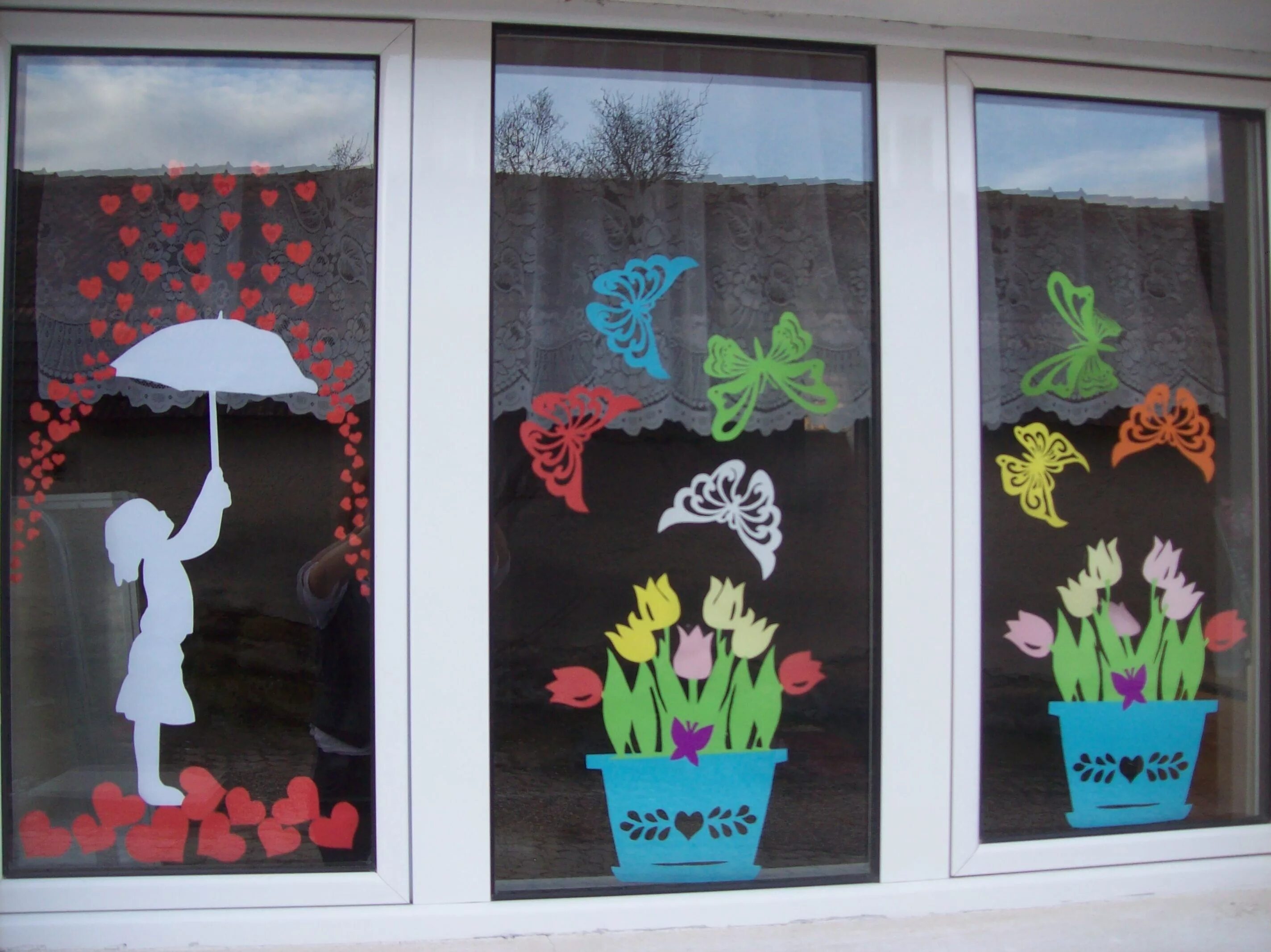 Весеннее украшение окон в детском саду. Украсить окна весной в детском саду. Весенний декор на окна в детский сад. Весенние окна в детском саду шаблоны вытынанки