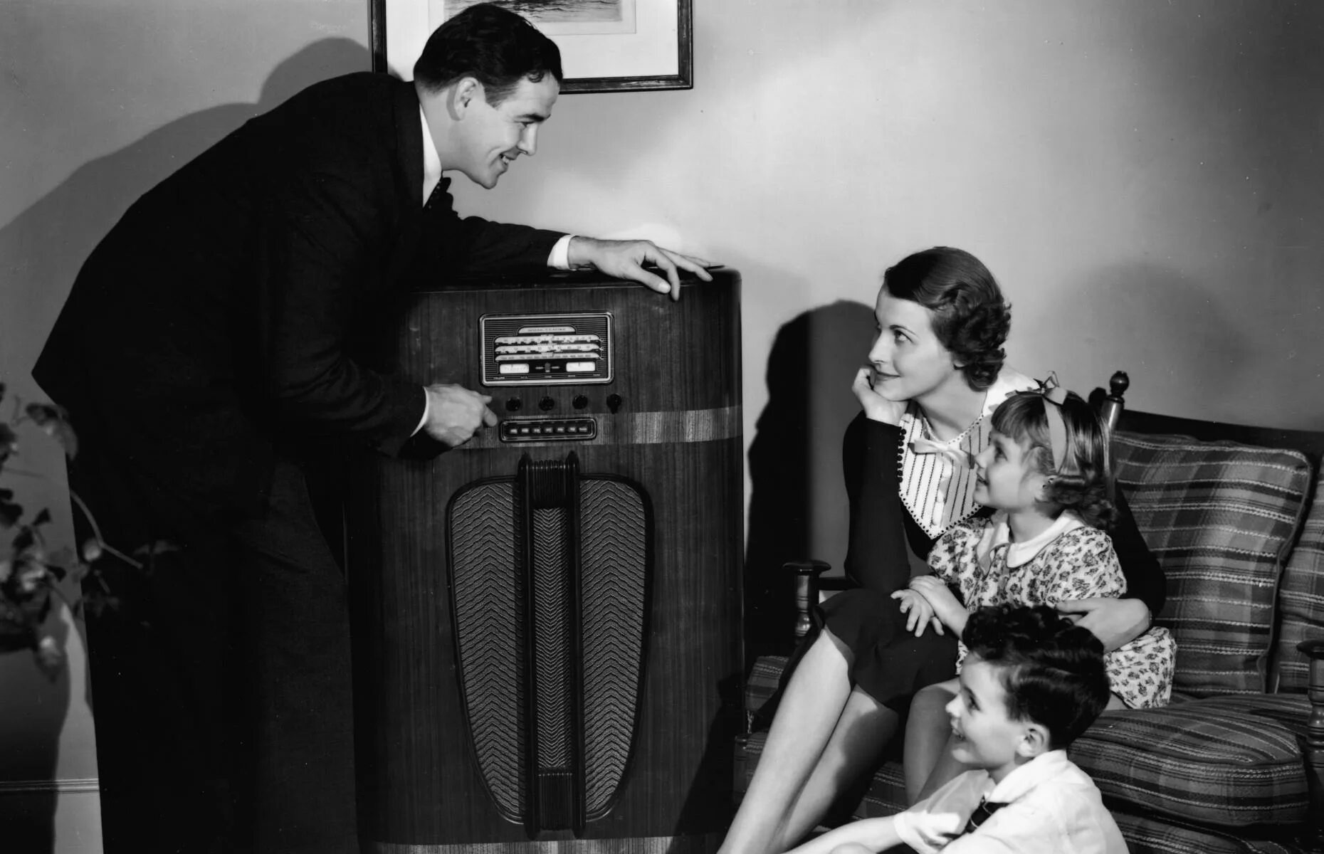 Зачем людям радио. Радиоприемник США 1920. Человек с радиоприемником. Девушка с радиоприемником. Радио 1930 годов.
