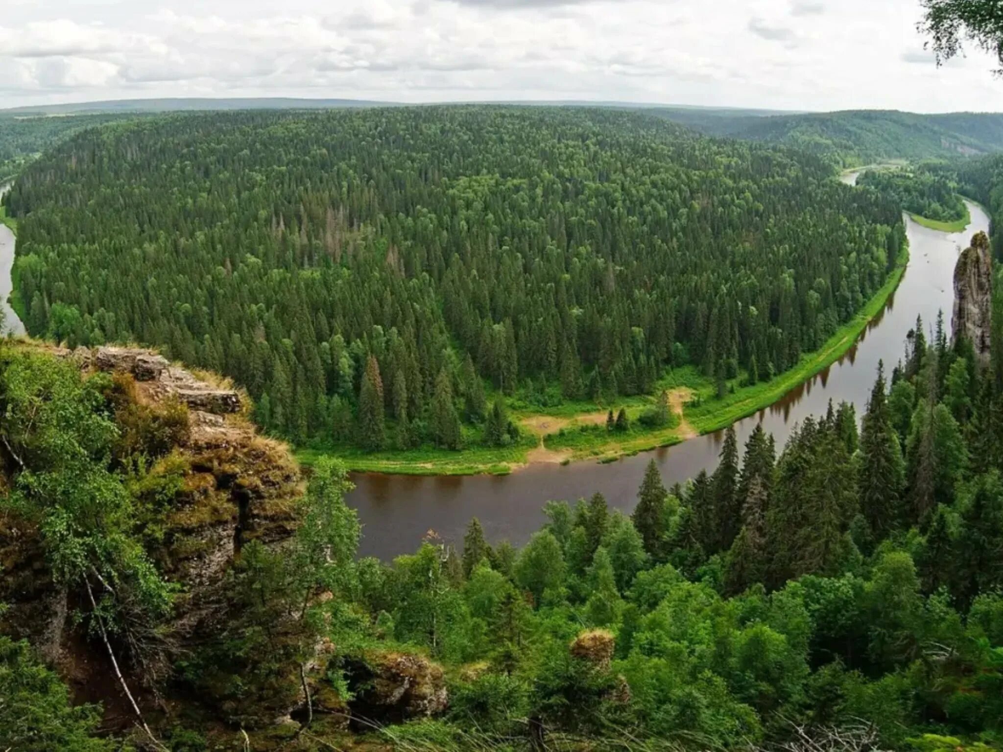 Какая природа в пермском крае. Река Усьва Усьвинские столбы. Урал река Усьва. Усьвинские столбы. Урал, Пермский край, река Усьва, скала "чёртов палец".. Пермский край столбы Усьва.