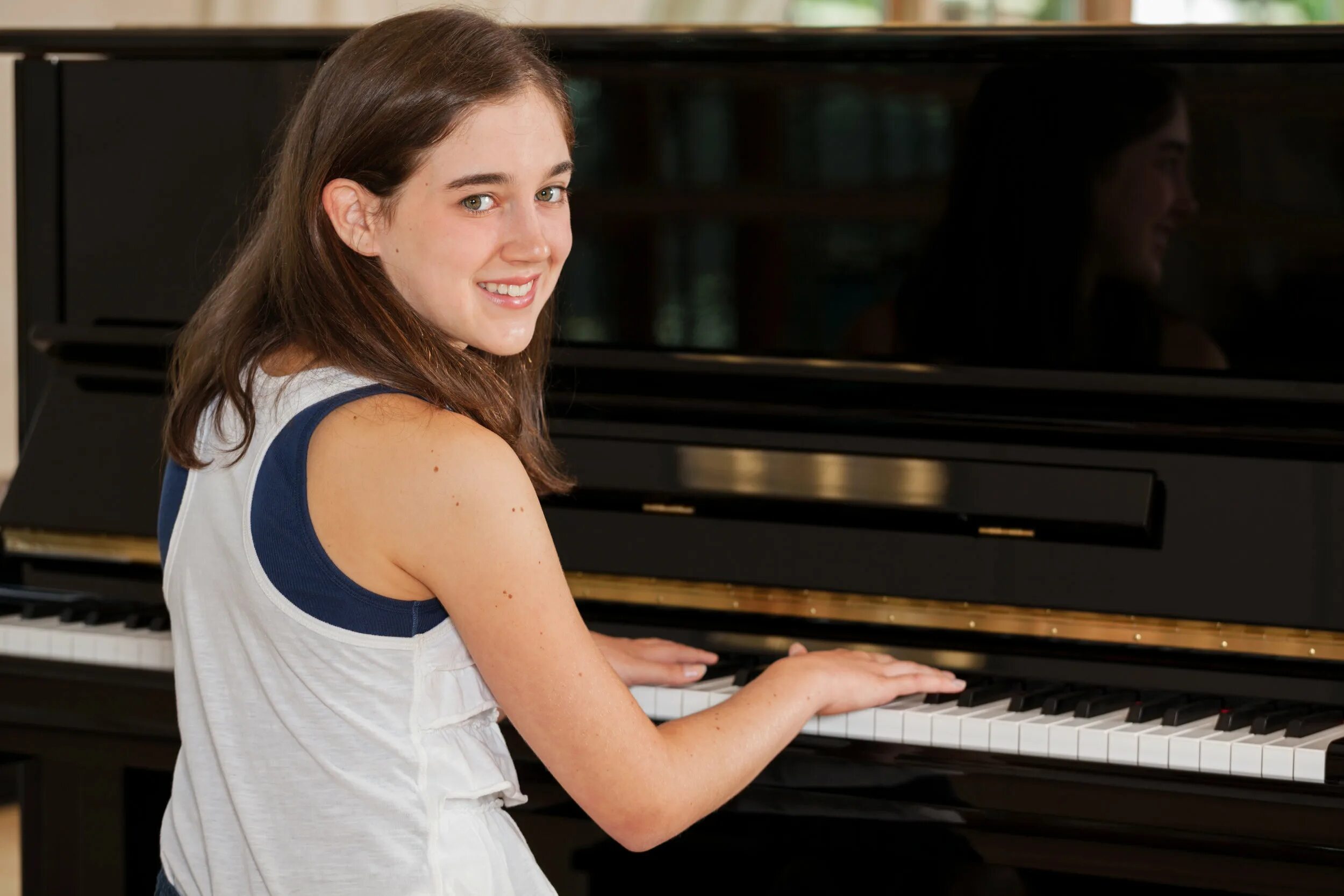 Look she playing the piano