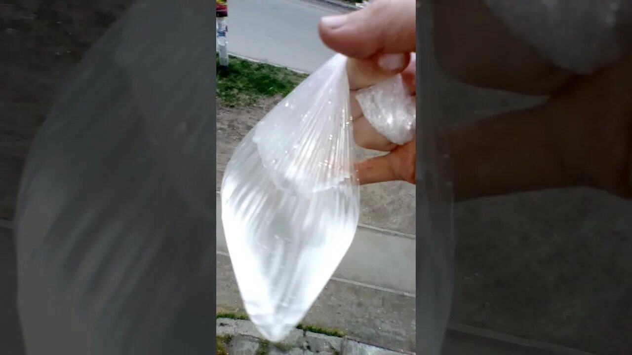 Кинул на багажник пакет с водой. Пакеты с водой скидывают с балкона. Сбросили пакет с водой. Вода в пакетиках. Сбросили пакет с водой на машину.