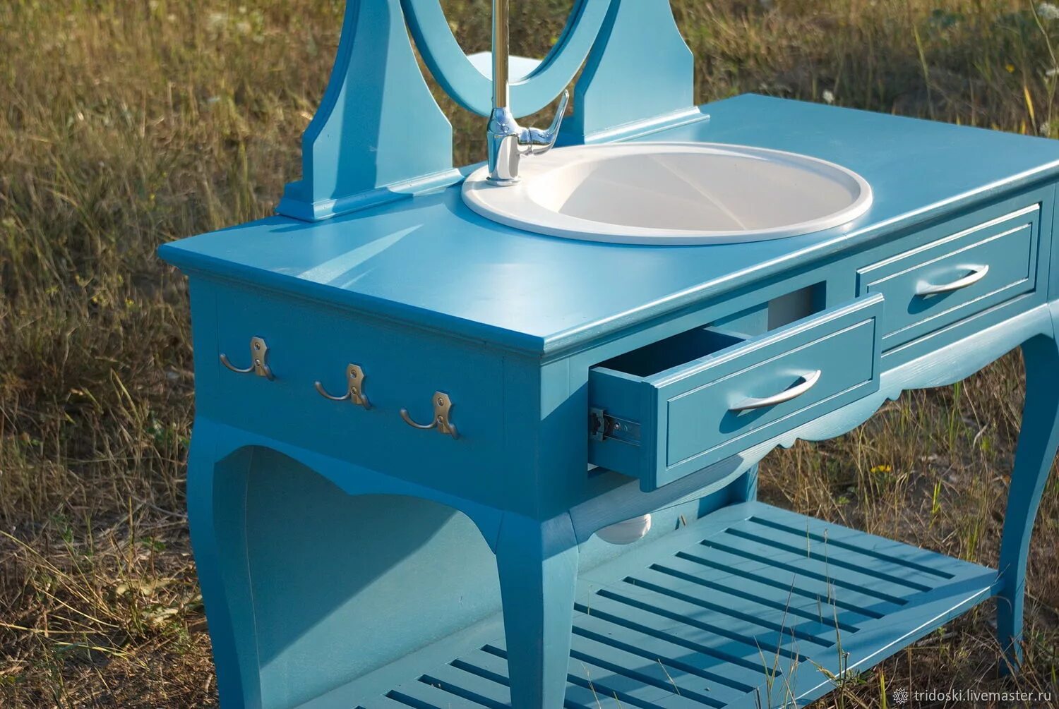 Умывальник из мойдодыра. Стенд в детсад наши полотенца. Умывальник для дачи. Герои сказки мойдодыр. Оформление умывальной комнаты в детском саду.