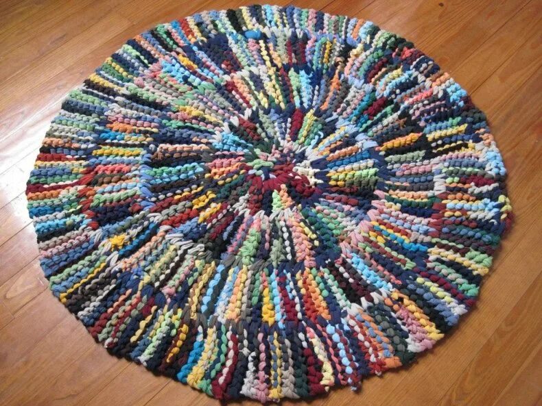 Коврик из тряпочек. Коврики из тряпок. Вязаные коврики. Вязание из тряпок. Круглые половики.
