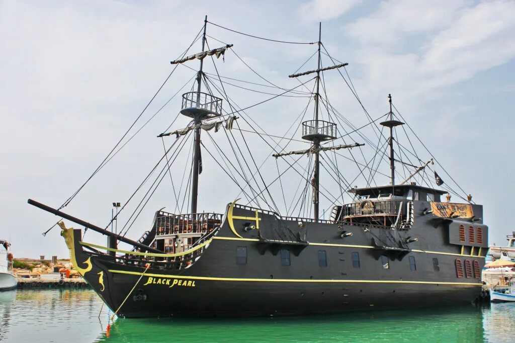 The black pearl. Черная Жемчужина Кипр. Кипр корабль черная Жемчужина. Айя Напа черная Жемчужина. Чёрная Жемчужина корабль в Ayia Napa.