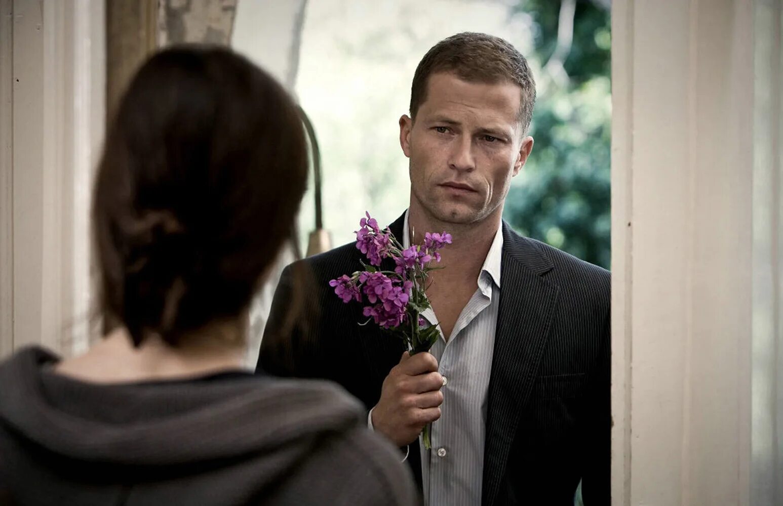 Муж вернулся домой. Встреча с родственниками. Мужчина с цветами. Парень знакомит девушку с родителями. Парень пришел в дом к.