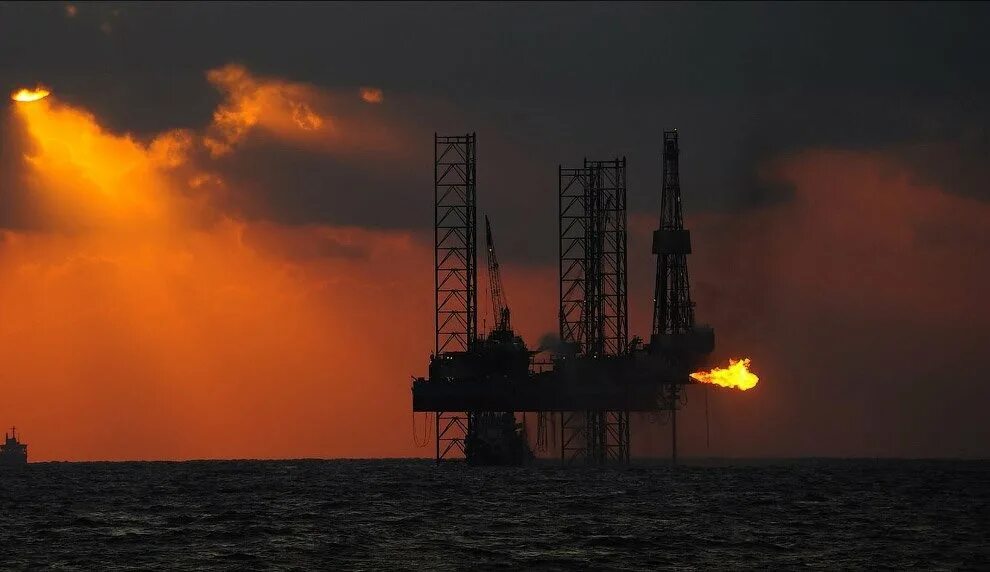 Добыча нефти. Нефтяная вышка западная сибирь. Главная нефтяная. Нефтедобыча. Главная нефтяная.