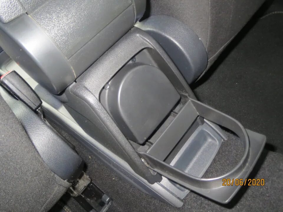 Скрипы консоли подлокотника. Устранение - Volkswagen Passat CC, 2 л, 2013 года с