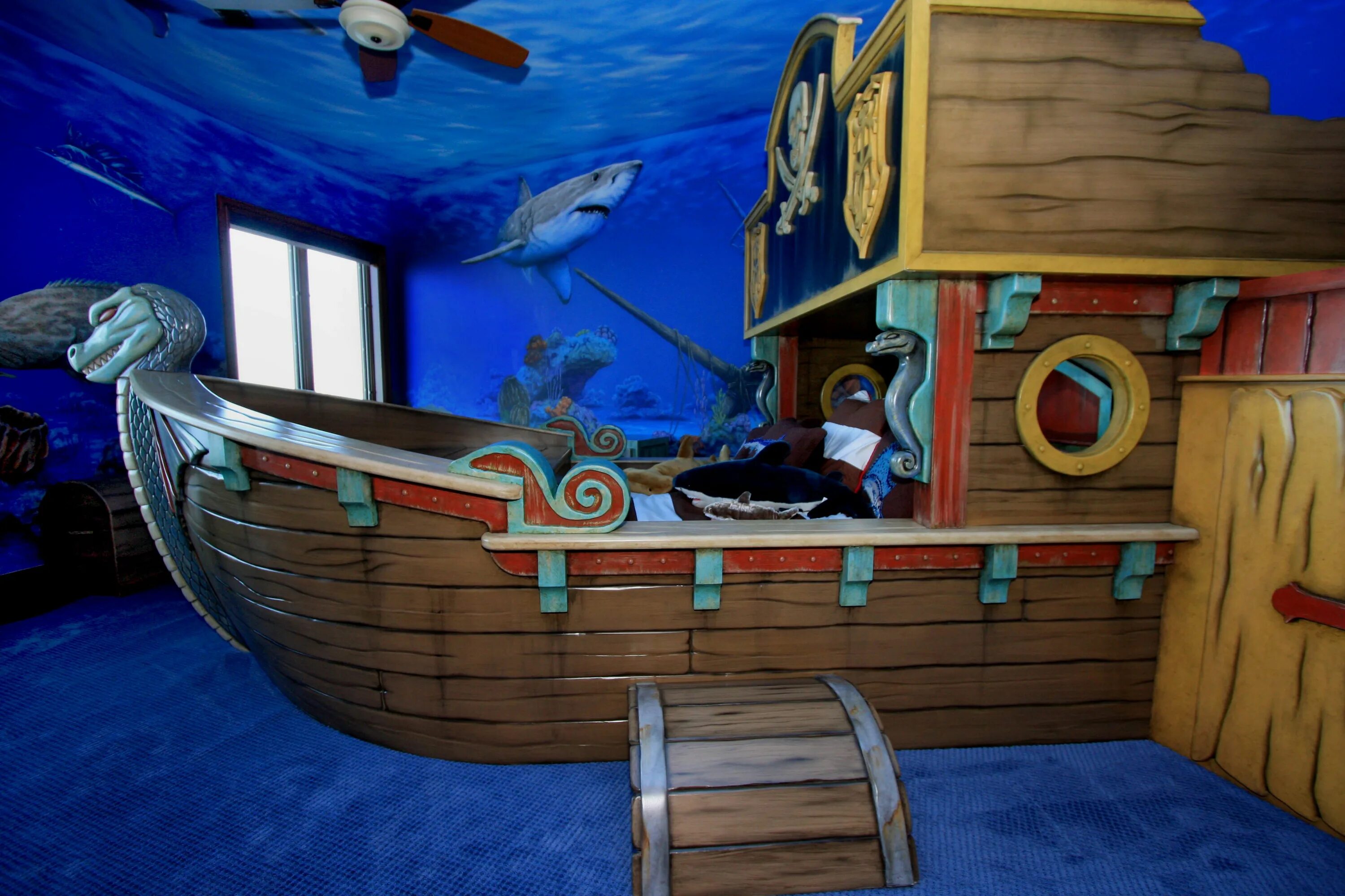 Детская палуба. Кровать корабль морская регата. Комната в стиле корабля. Интерьер в стиле пиратского корабля. Игровая комната в пиратском стиле.