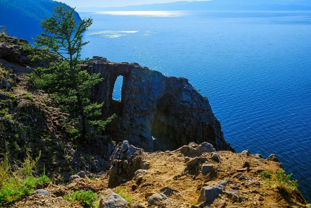 Большой остров байкала. Ольхон Байкал. Остров Ольхон на Байкале. Байкал Ольхон мыс Хобой. Мыс арка Байкал.
