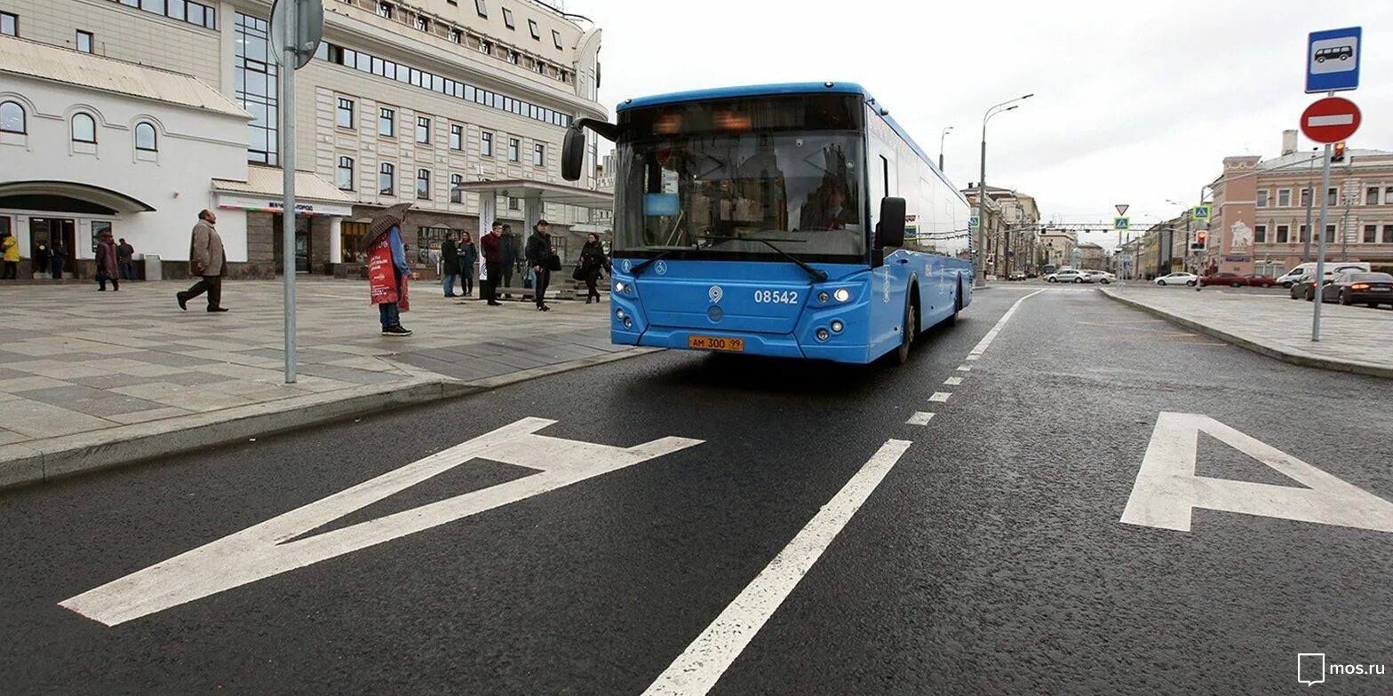 По выходным можно ездить по автобусной. Выделенная полоса для общественного транспорта. Выделенная полоса для автобусов. Разметка для автобусов. Автобусные полосы в Москве.