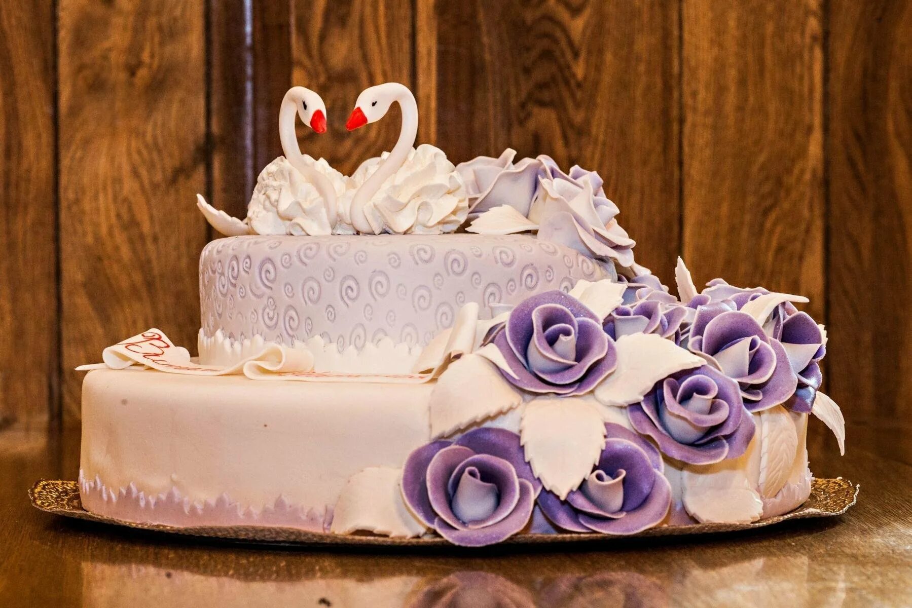 небольшие свадебные торты. свадебные торты одноярусные. торт с мастичными цветами. свадебный торт 2021 тренды одноярусный. свадебные торты одноярусные.