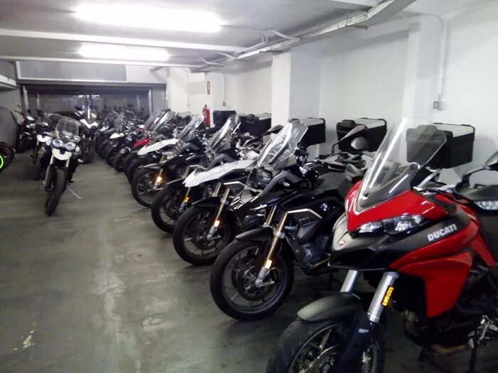 Rend moto. Мотоцикл бмв 2022 года. Скремблер красный. Rend moto. Рент мото.