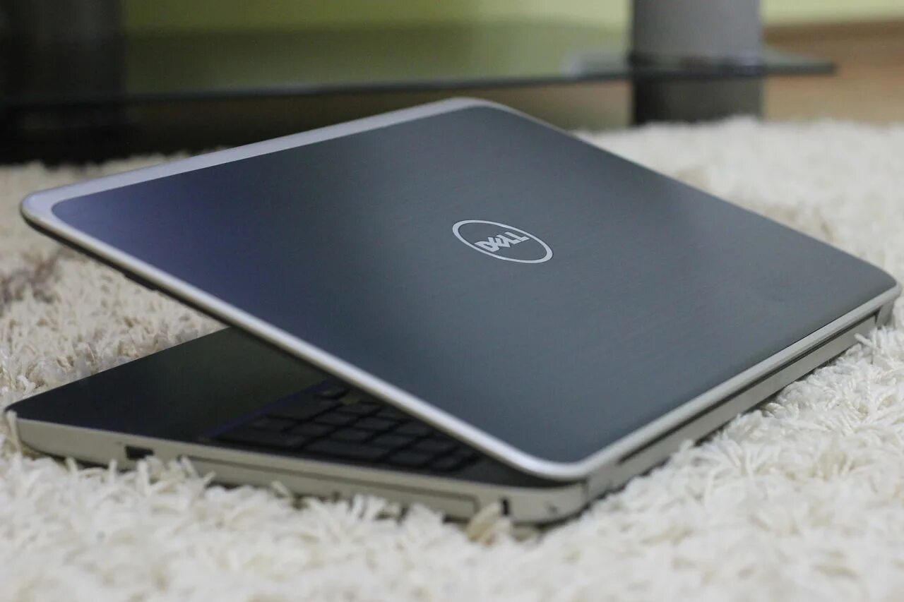 Ноутбук в металлическом корпусе. Dell Inspiron металлический корпус 2014 год. Dell 17 дюймов ноутбук. Ноутбук dell металлический корпус.