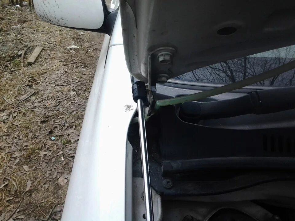 Стойка капота на тойота. Стойка капота на тойота. Стойки капота камри 50. Стойка капота на тойота. Газовые упоры капота тойота королла е150.