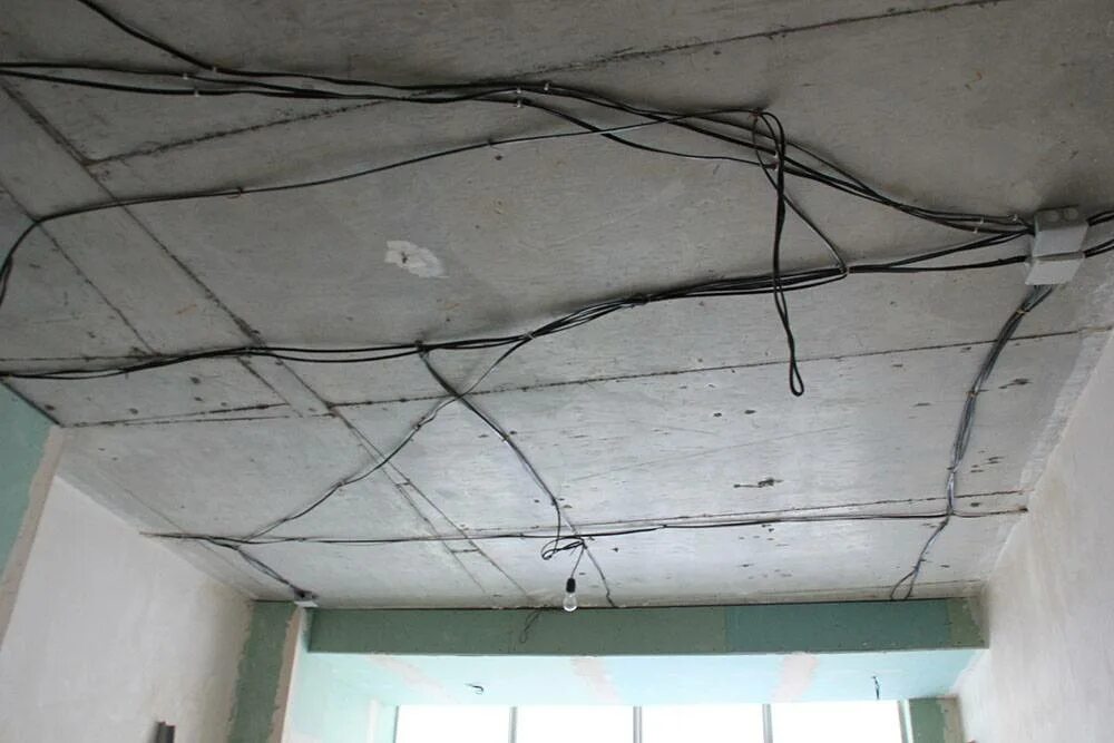 Проводка под натяжным потолком. Электрика на потолке. Подвесная проводка на потолке.