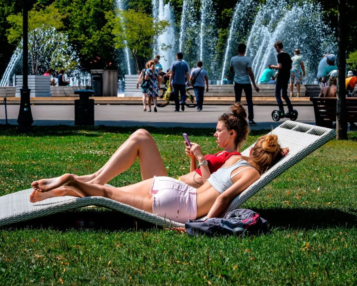 Жара в москве. Жара в москве 2022. Москва летом. Лето в москве жара. Самое жаркое лето в москве.