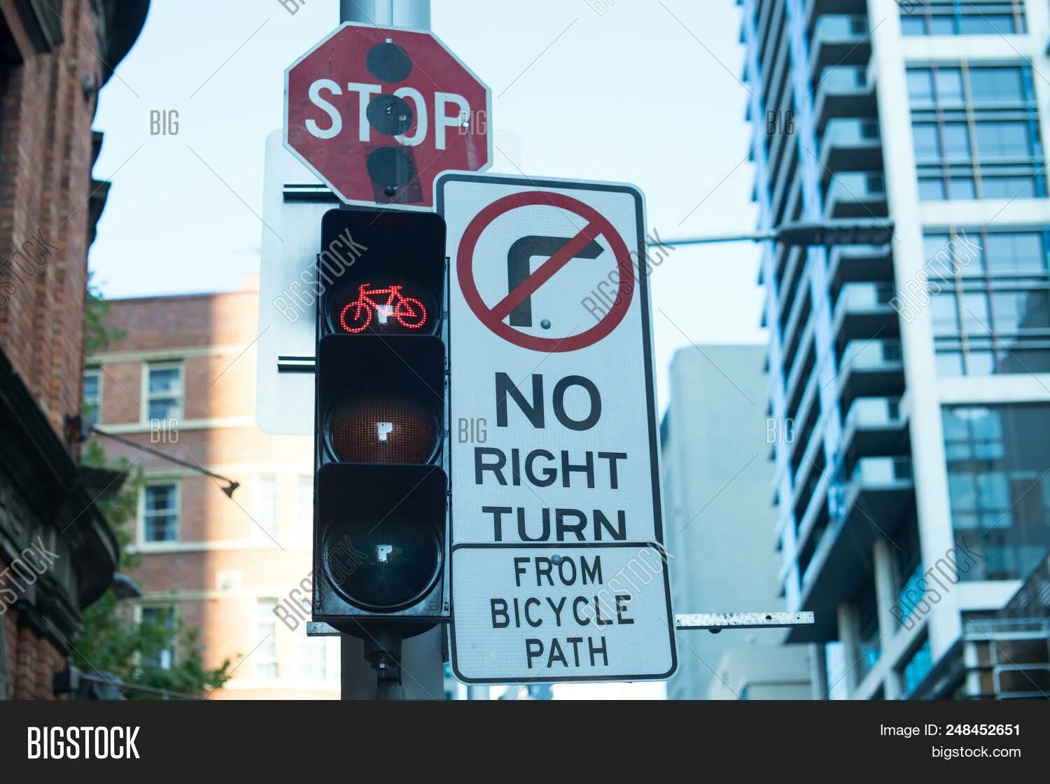 Turn right the traffic lights. Самые необычные дорожные знаки. no right turn. дорожные знаки стоп велосипед. правый поворот на красный свет.
