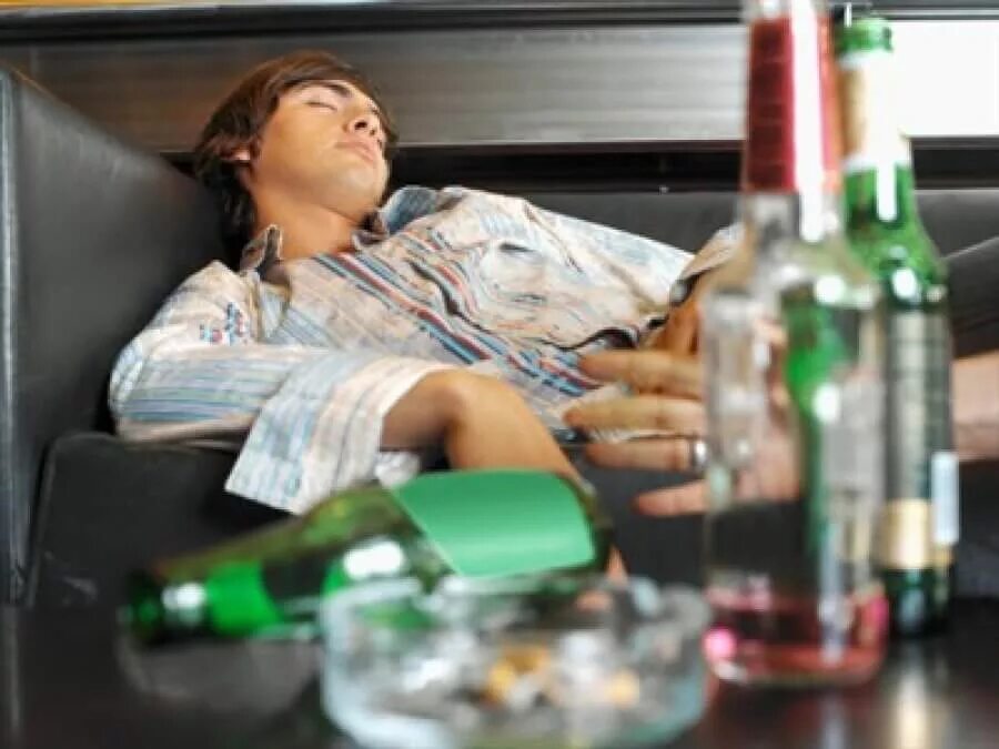 Люди умирают от отравления. Отравление алкоголем. Человек в алкогольном опьянении. Алкоголик после запоя. Алкоголь чтобы расслабиться.