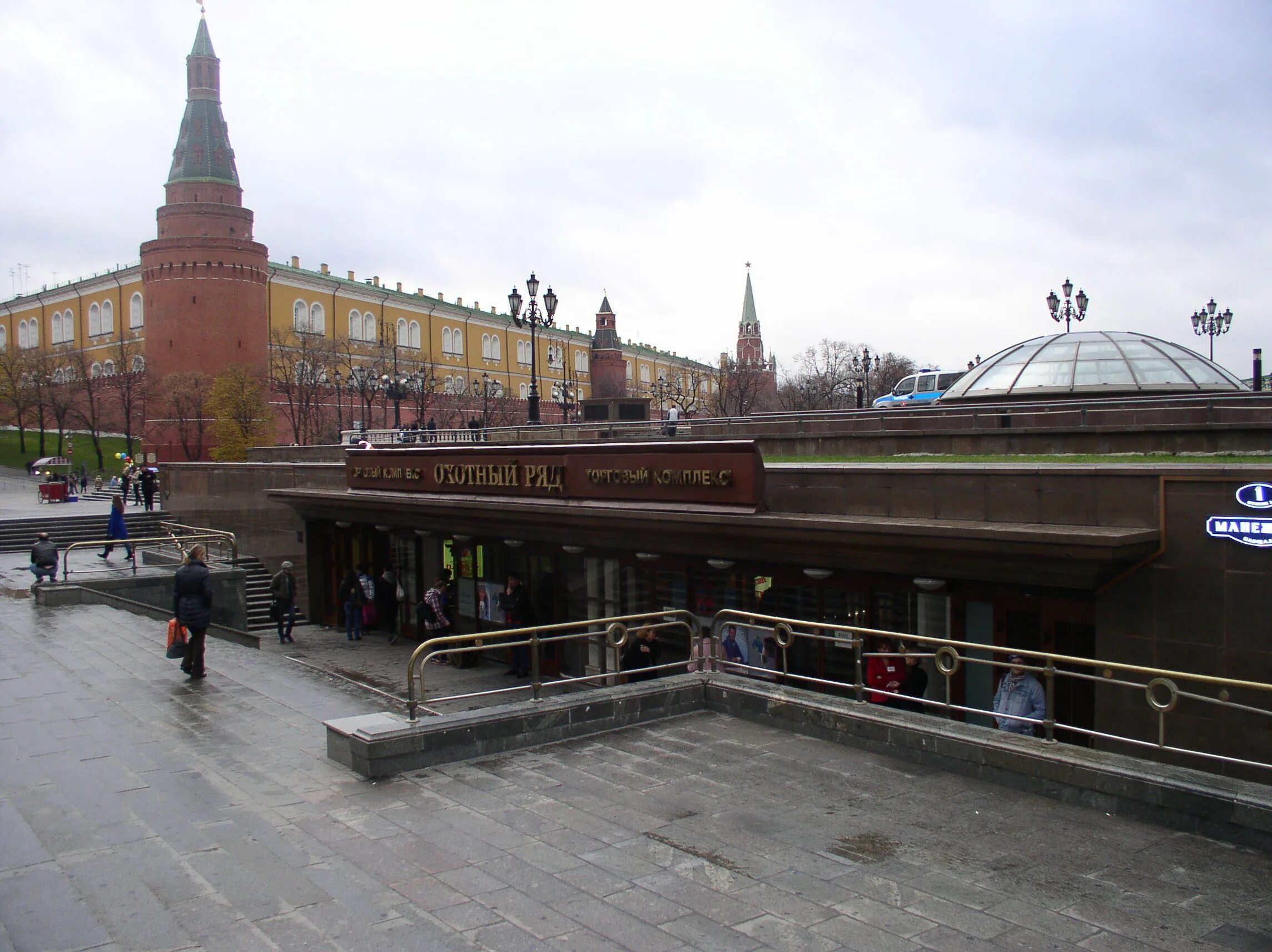 Площадь земли москвы. Охотный ряд Москва Манежная площадь. Торговый комплекс Охотный ряд Москва. Торговый центр «Охотный ряд» на Манежной площади. Подземный торговый центр в Москве Охотный ряд.