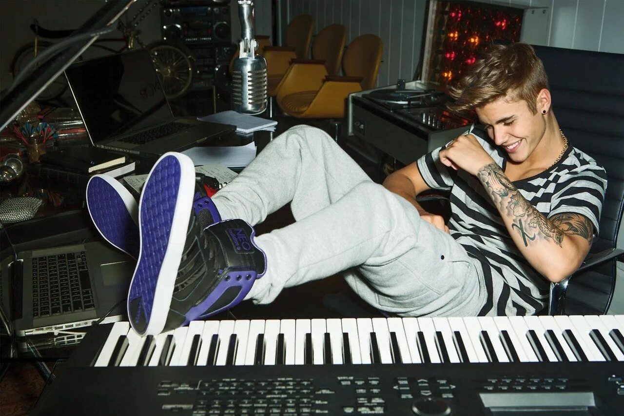 Адидас певец. Justin Bieber adidas Neo. Джастин Бибер фото. Джастин Бибер в студии звукозаписи. Джастин Бибер 2000.