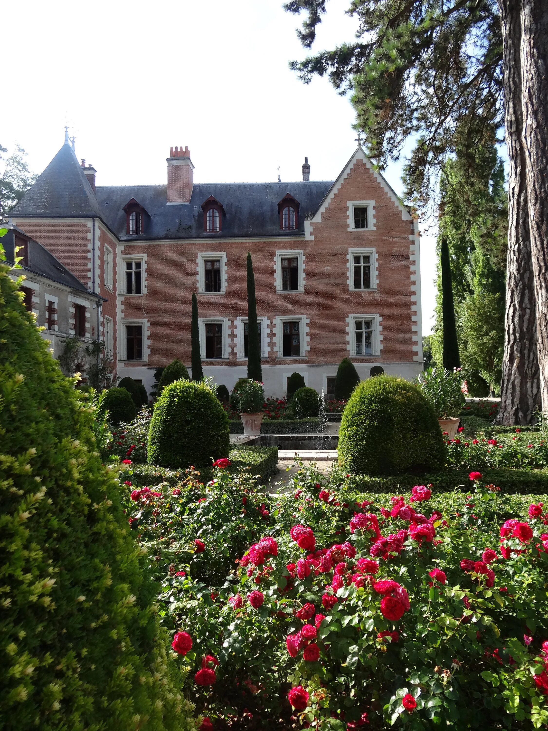 Замок с привидениями во франции люси. Chateau du Clos Luce. Замок Кло-Люсе Франция. Шато дю Кло Люсе Франция. Замок Кло Люсе Леонардо да Винчи.