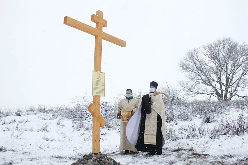 Формы крестов в христианстве. Крест православный цитаты. Нести свой крест фразеологизм. Символика в виде креста. Наложение креста в православии.