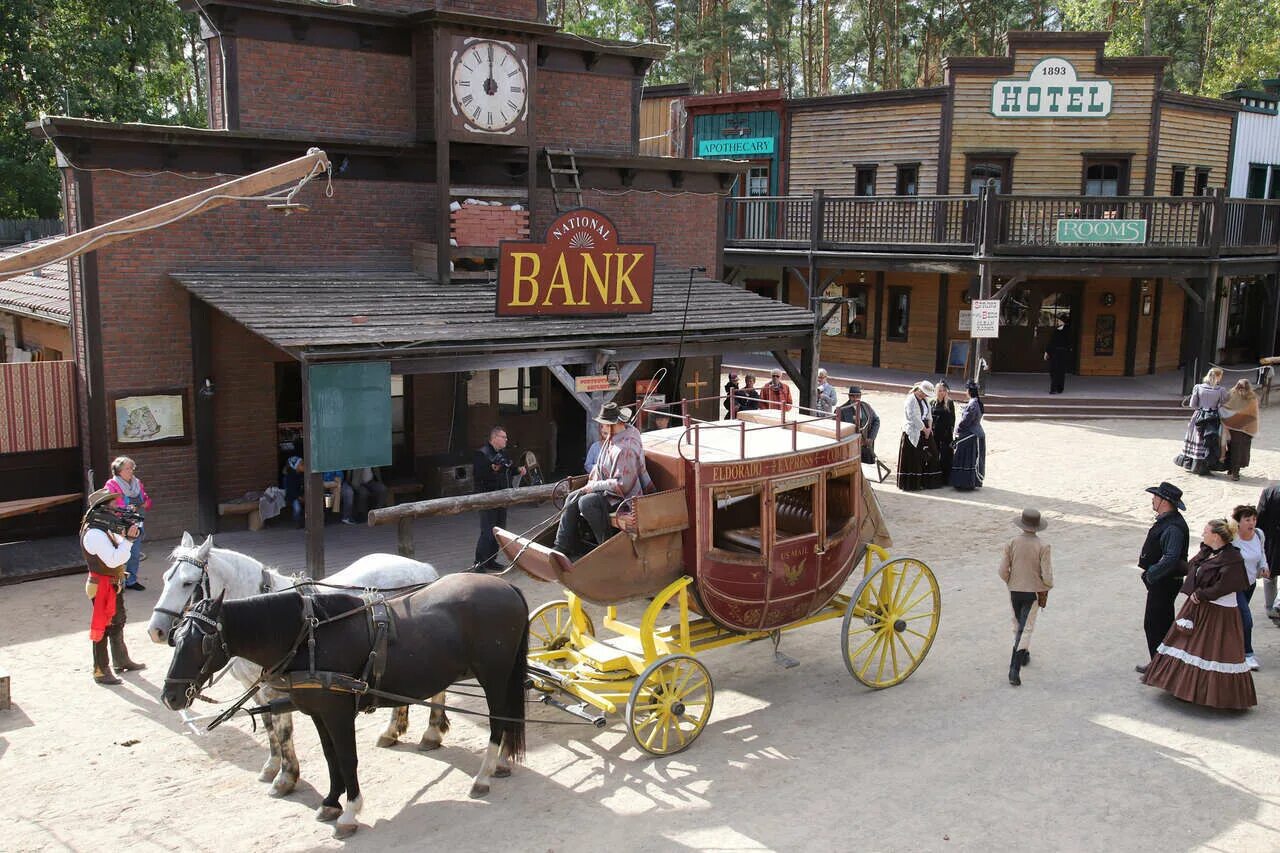 Western park. Вестерн парк в амбаре. Вестерн парк в Самаре. Тематический парк в вестерн стиле. Вестерн деревни парки развлечения.