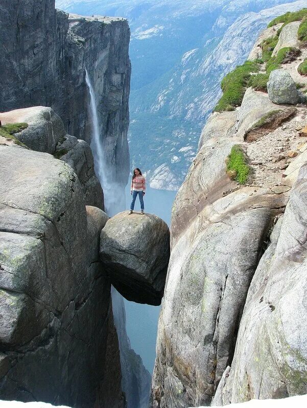 горная тропа. El caminito del rey королевская тропа испания. узкий проход в горах. иордания ущелье сик. узкий проход в горах.