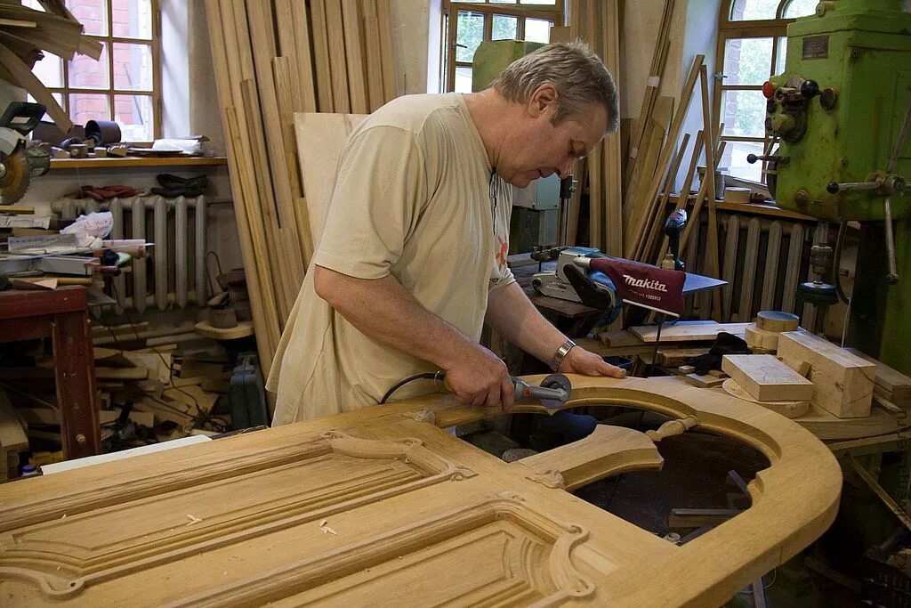 Изготовление мебели области. Столярные изделия по дереву. Столяр по дереву. Изготовление деревянных изделий. Столярка изделия из дерева.