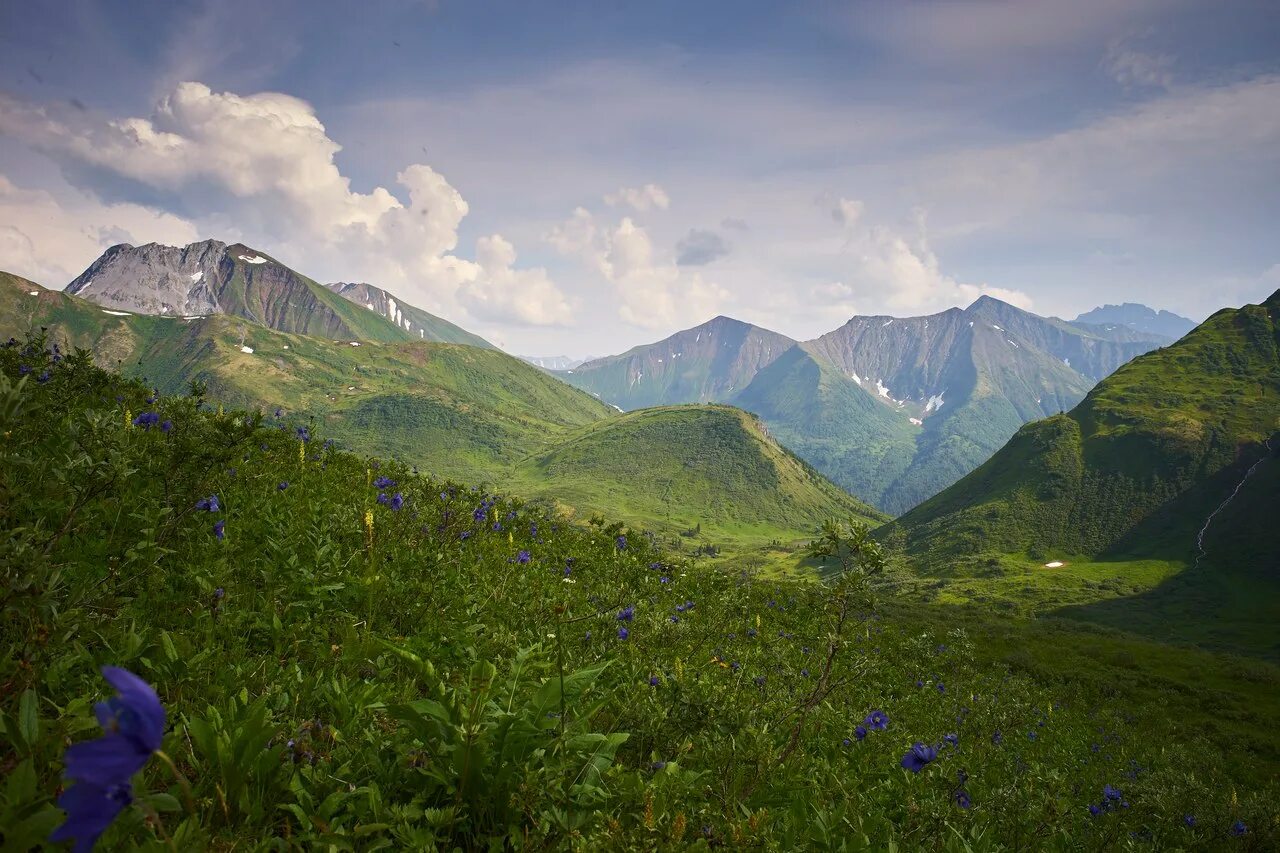 Горы саяны возраст. Есть ли в Абхазии Саянские горы. Саянские горы фото народные костюмы.