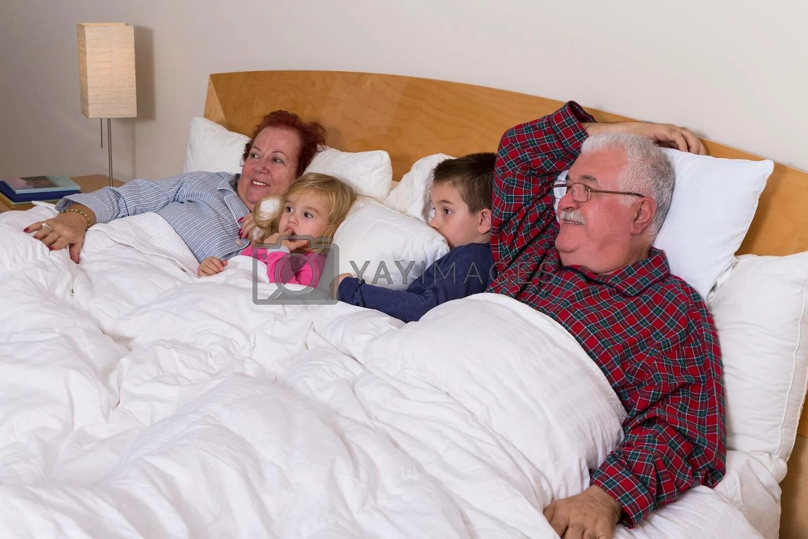 Grandpa is in the bedroom. Бабушка с дедушкой в постели. Дедушка в постели. Дедушка в постели с внучкой. Бабушка и дедушка спят.