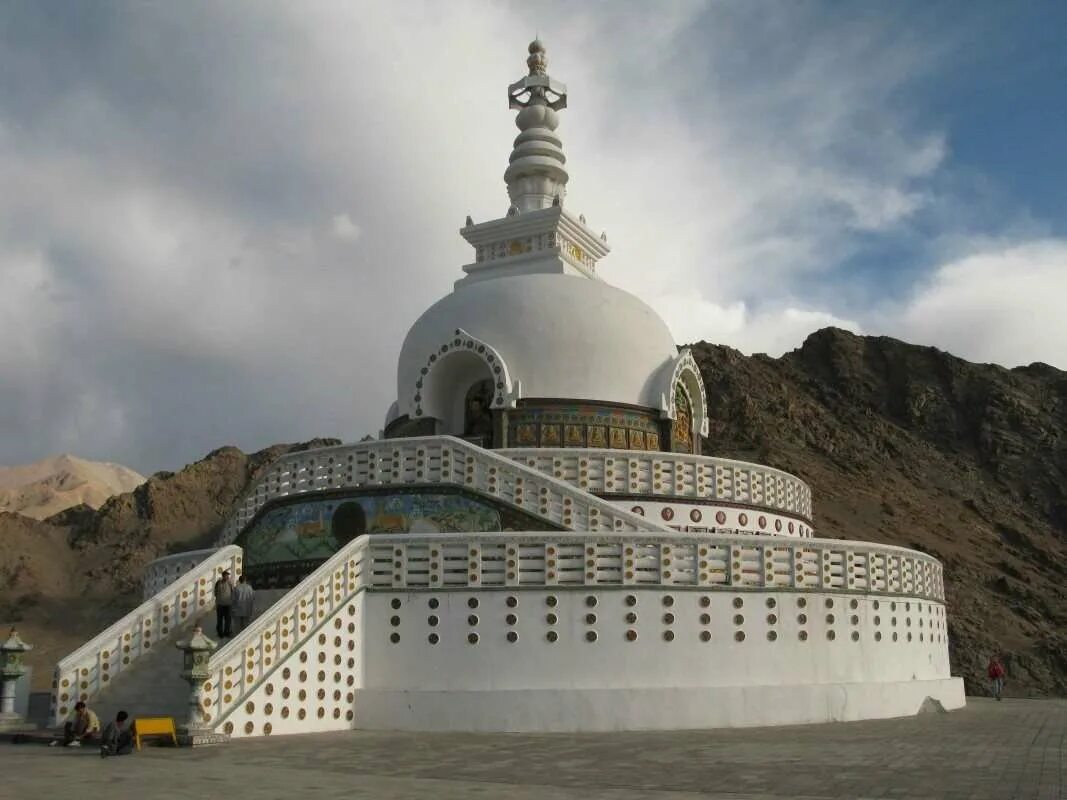 Колодец чанд баори в индии. Храм сваминараян акшардхам. Ступа в санчи древней индии. Храм мархандаева индия. Сооружение индии.