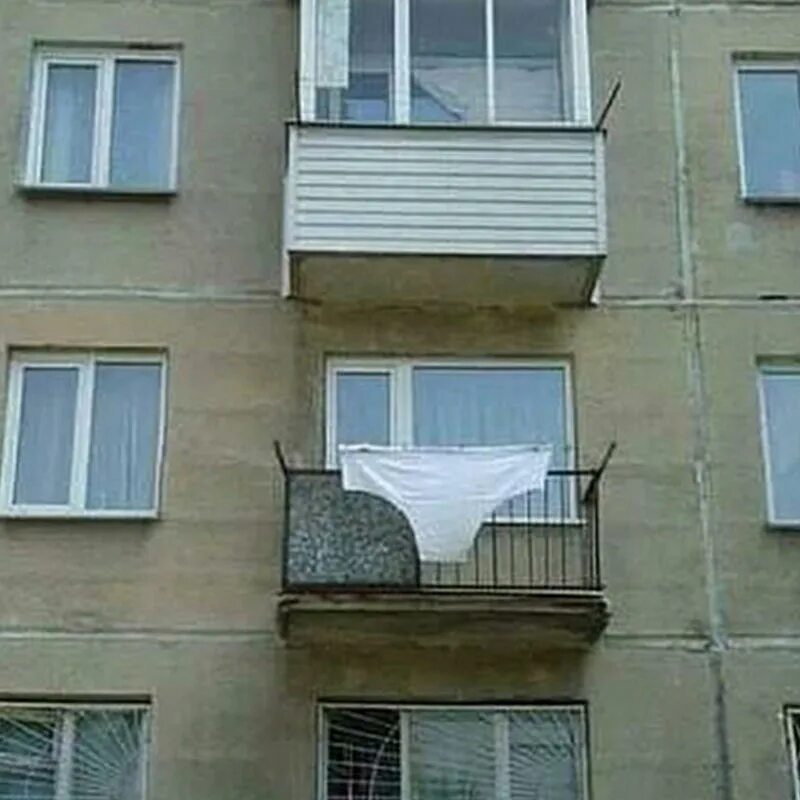 Кошачий балкон. Прикол котик на балконе. Балкон курильщика и здорового человека. Шутки про балкон. Шутки про балкон.