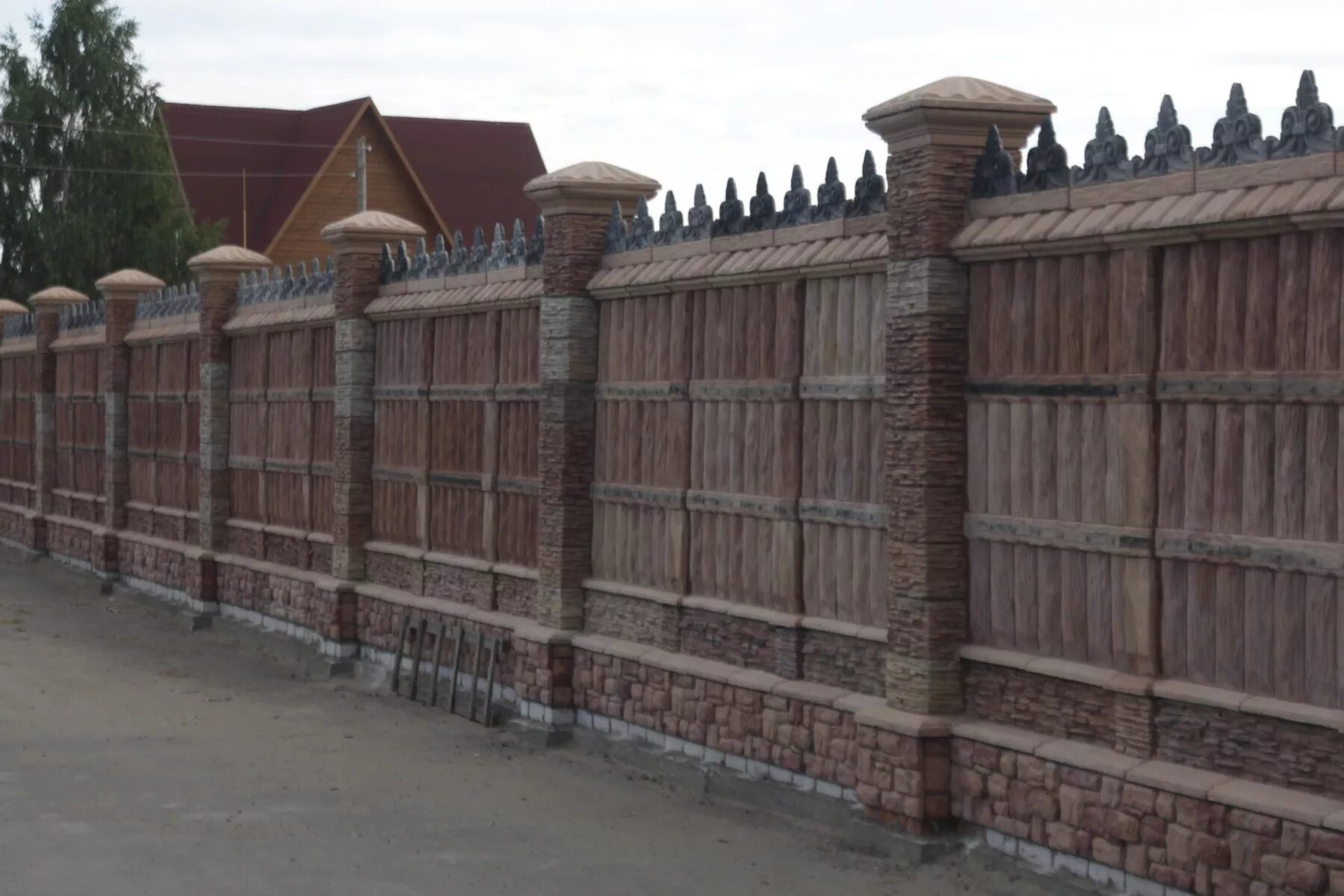 Заборы бетонные для частного. Еврозабор Таджикистан. Забор из бетонных столбов. Форма железобетонного забора?. Наборный бетонный забор.