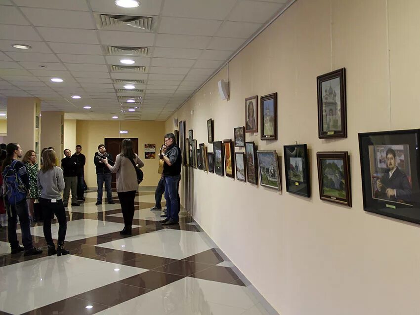 Что творить в курске. Что творить в курске. Центральная площадь курска. Выставка картин лето. Логотип картинного магазина.