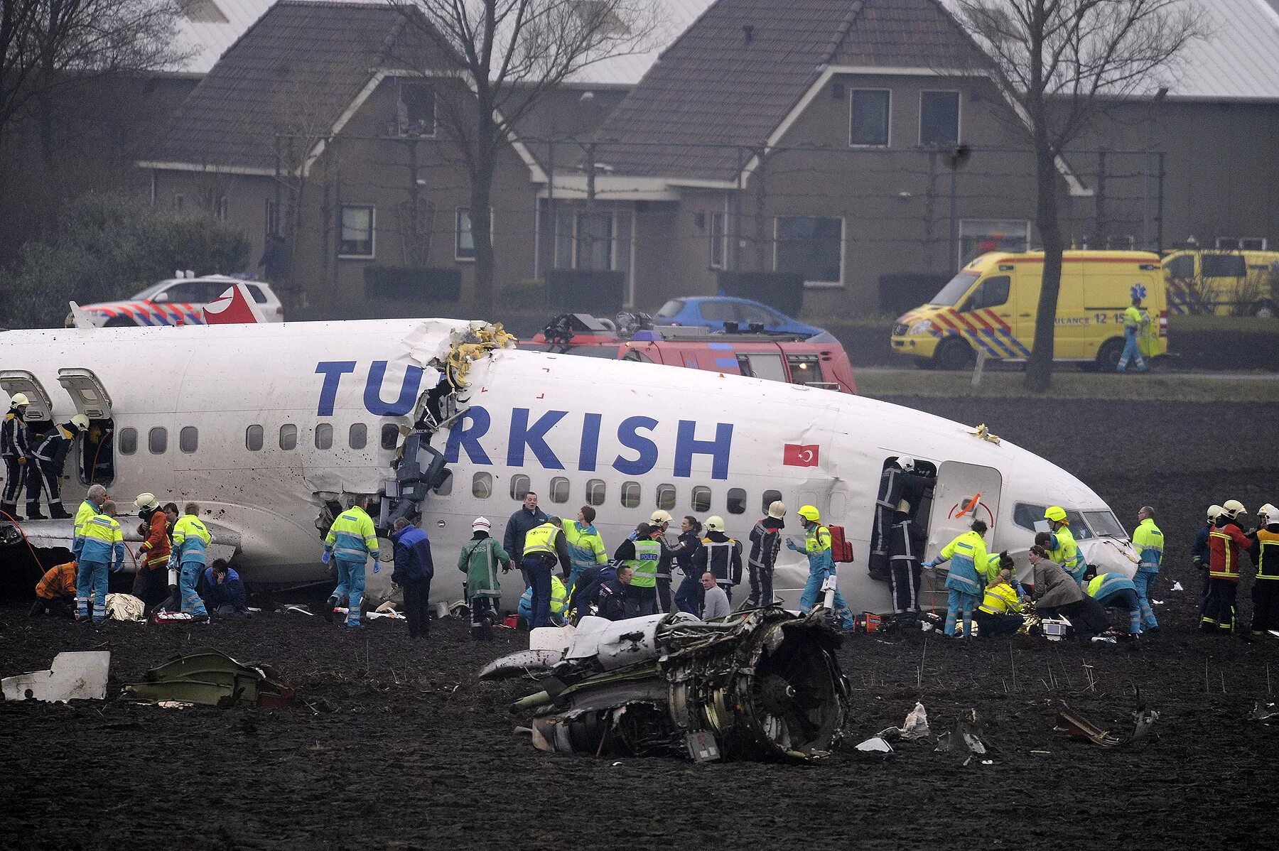 Сколько падали самолеты. Катастрофа Boeing 737 в Амстердаме. Боинг 737 турецкие авиалинии авиакатастрофы. Боинг 737 Turkish Airlines катастрофа.