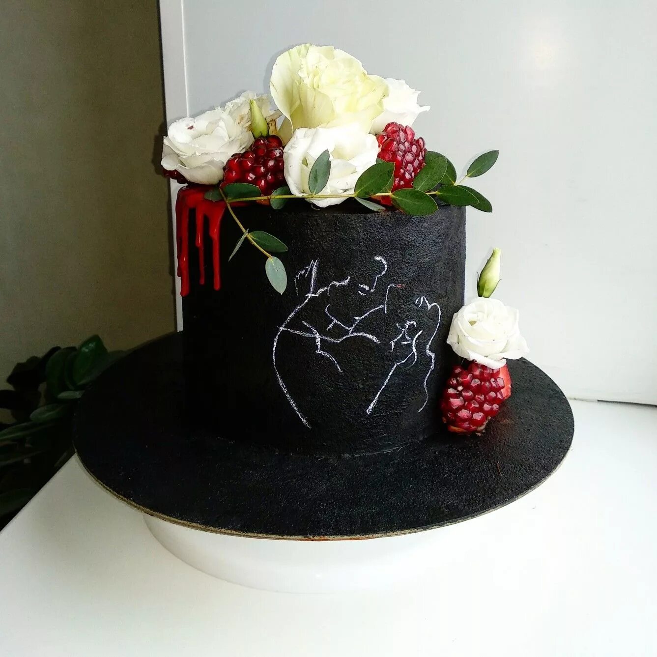 Черный торт. Черный торт с короной. Черный торт. Черный торт для девушки. Красивый стильный торт.