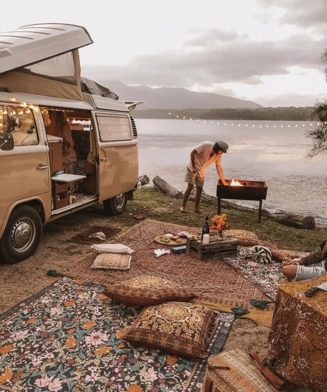 Походный оптимист фургон в горах. Camper van Life. Vanlife дом на колесах. Путешествие на автодоме.