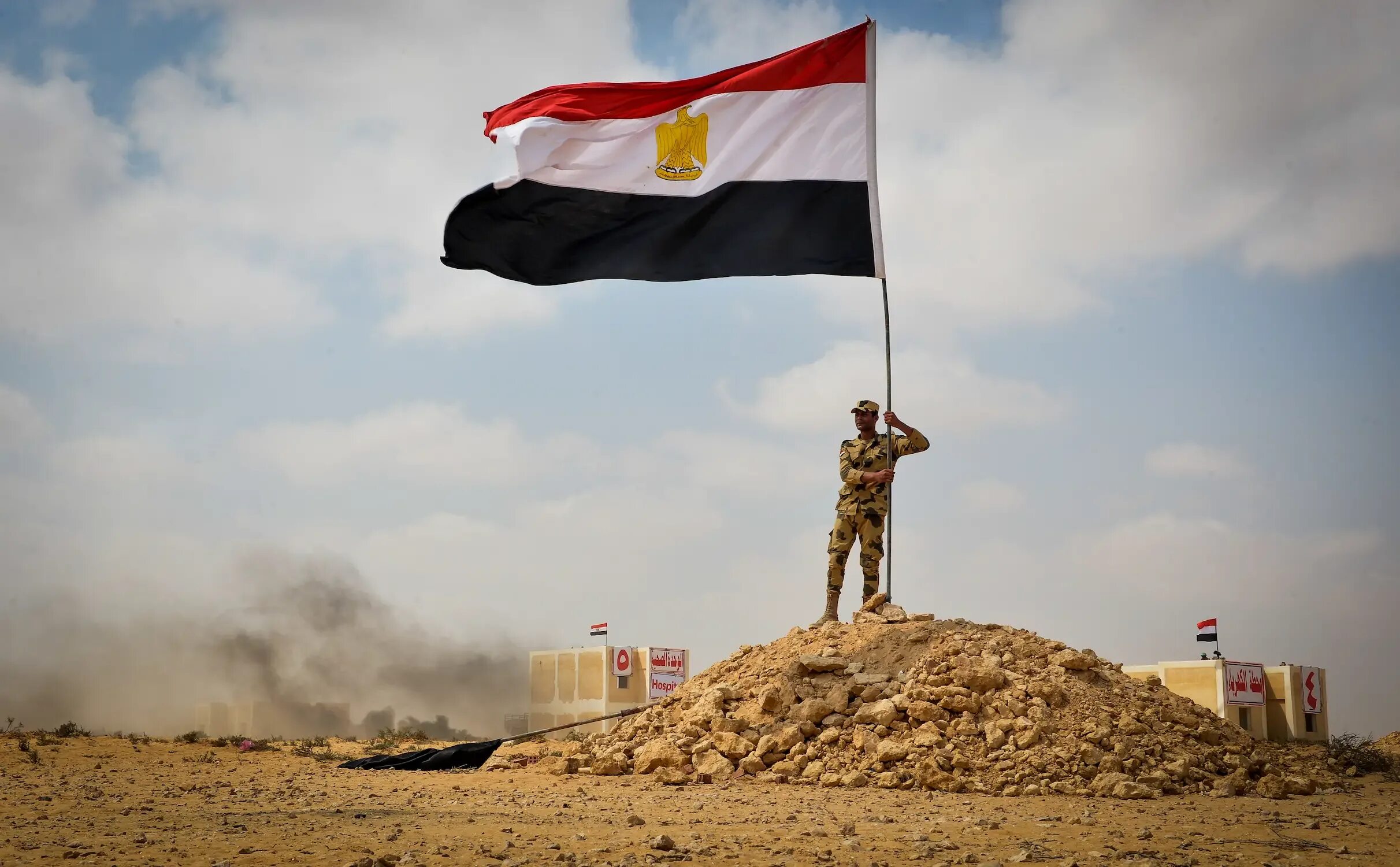 7 6 октябрь. Флаг Египта. Солдаты Египта. Люди с флагом Египта. Сухопутные войска Египта.