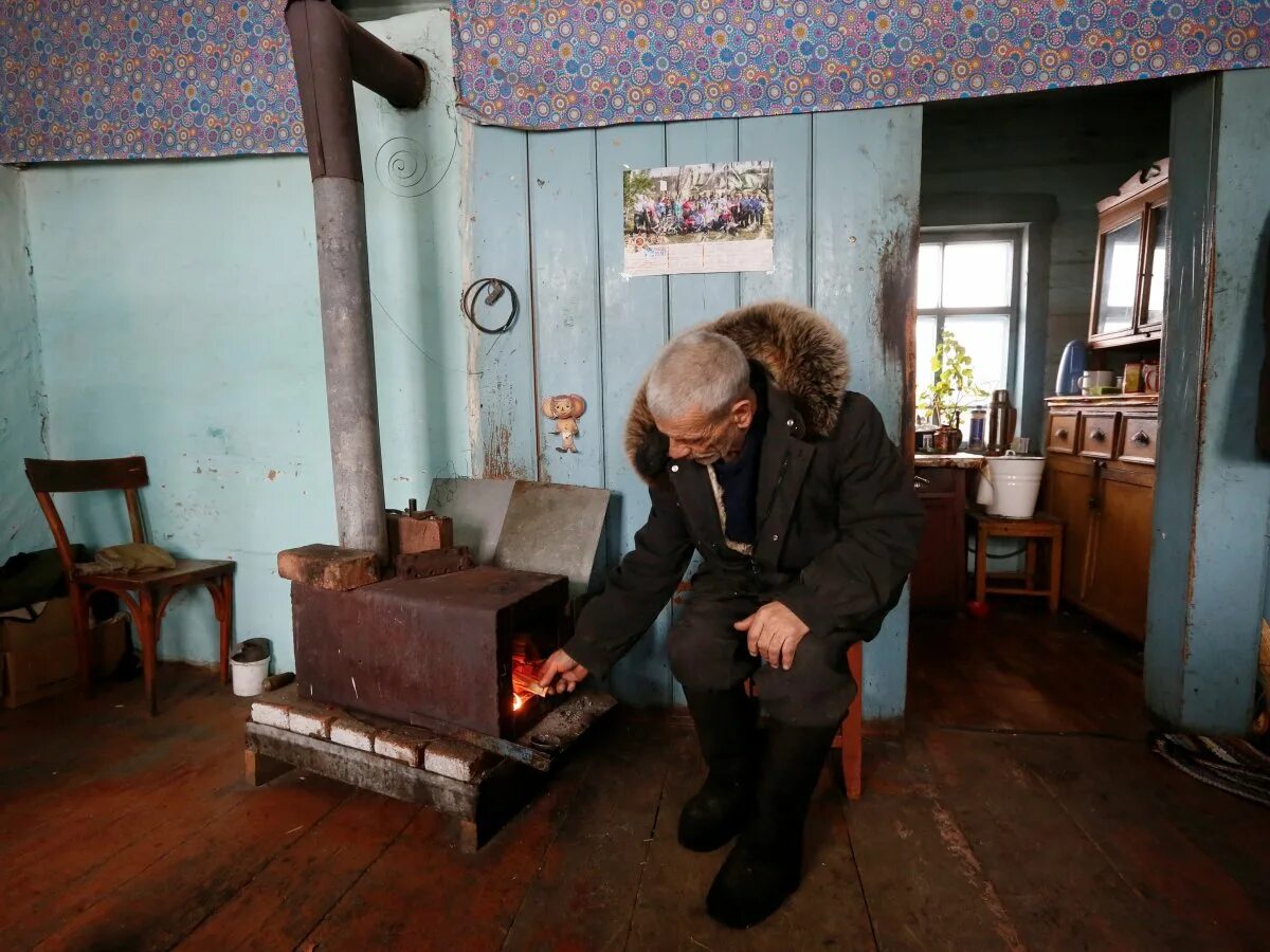 Печь буржуйка в доме Старая. Печка в деревне. Деревенский дом с печкой. Старые печки буржуйки в доме. Неприятный печка