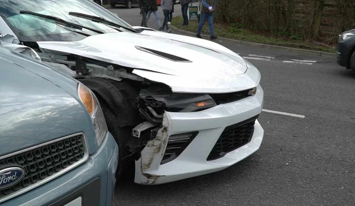 ДТП Chevrolet Camaro. Chevrolet Camaro crash. Разбитый Шевроле Камаро. Chevrolet Camaro авария белый.