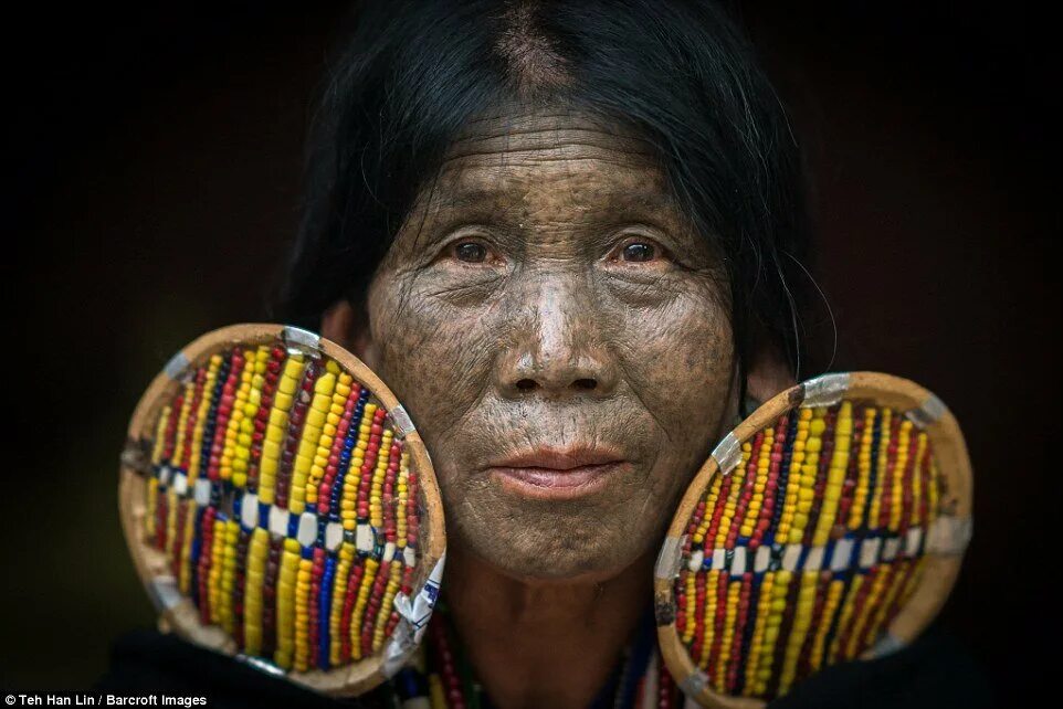 Чин народ. Татуированные женщины племени чин. Женщины из племени карамоджонгов. Татуированные женщины племени чин Мьянма.